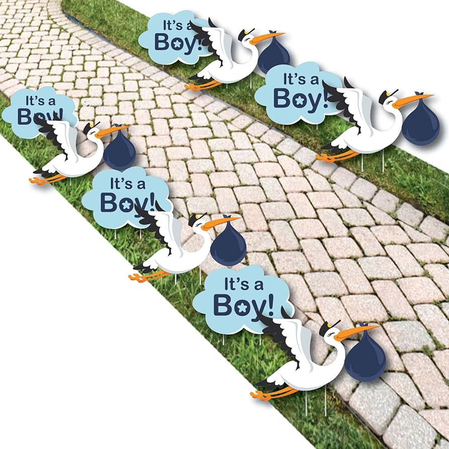 芝生嫌いの9カ月赤ちゃん → “全力拒否”の足元に思わず二度見！ 器用すぎる姿に「なにその足!!!」「最高では？」 1 3育児 ねとらぼ