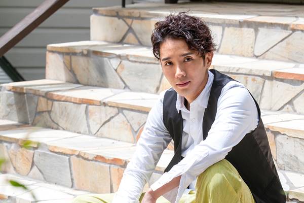 三浦友和、次男で俳優の三浦貴大と照れくさそうに初ツーショット！次男との会話にも思わず父の顔が！シネマトゥデイ