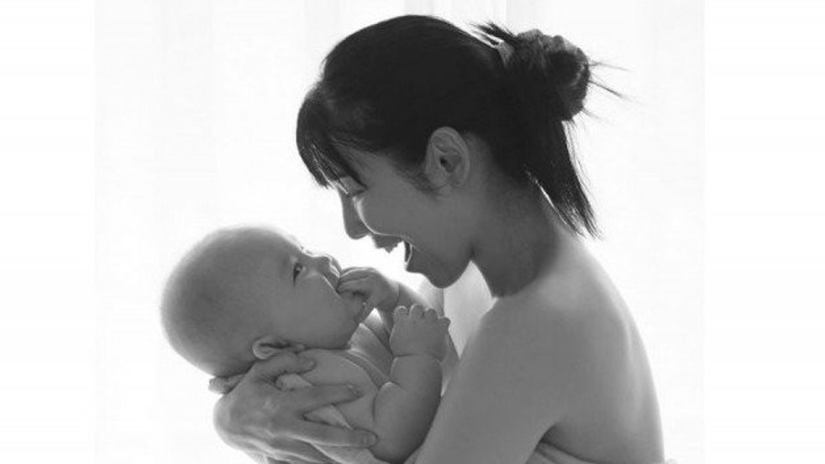 伝統的な衣装を着た幸せなインドの家族のポートレートをディワーリの自宅で一緒に写真素材2355670065Shutterstock