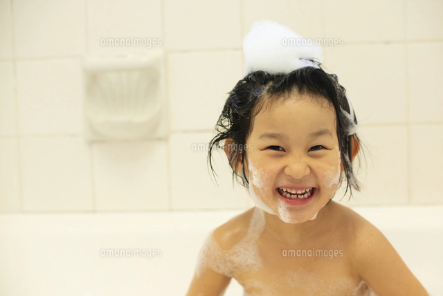 泡風呂に入浴する女の子の写真素材6334534- PIXTA