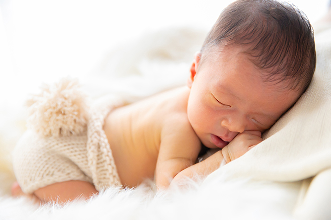 赤ちゃんのお腹空いたサイン♪早くミルクくれ～！！ - YouTube