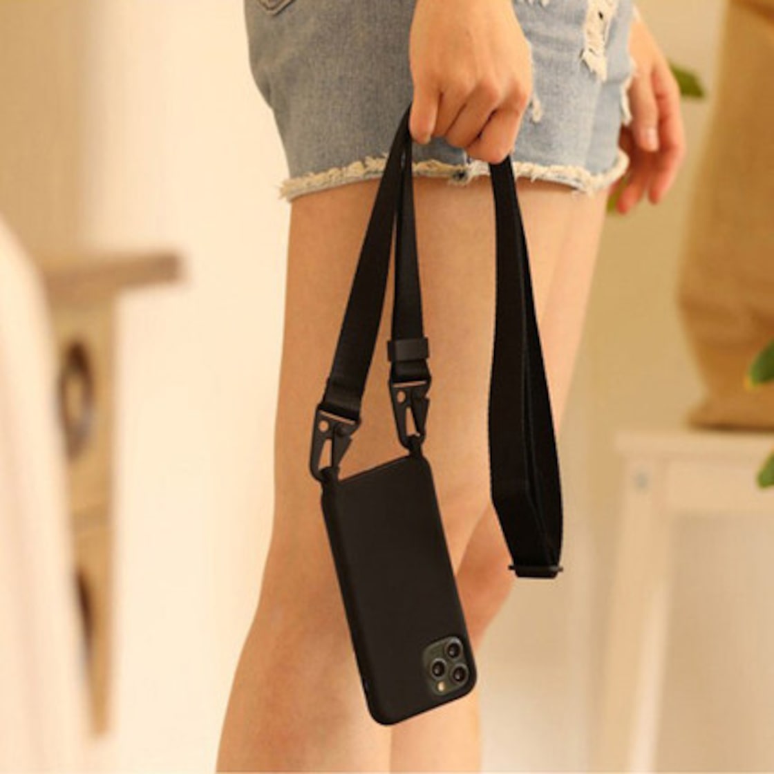 ショルダータイプのスマホケースはママに人気！理由やおすすめ商品を紹介Ciara