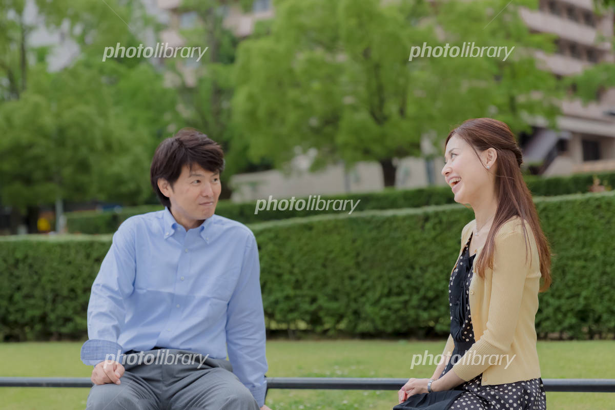 ベンチに座ってデート カップル — ストック写真 © nd3000131293920