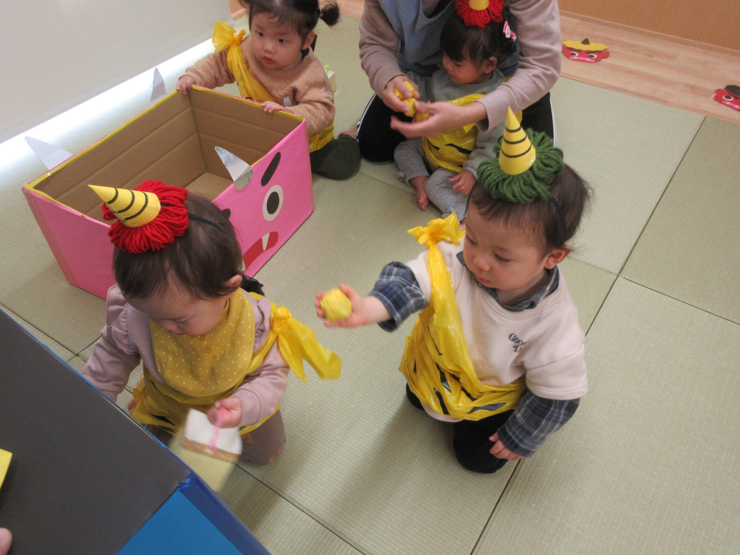 鬼のお面作り １歳児・ほし組-白川グループ 社会福祉法人白川園、学校法人吉良学園、医療法人白川会 のホームページです。白川グループ 社会福祉法人白川園、学校法人吉良学園、医療法人白川会 のホームページです