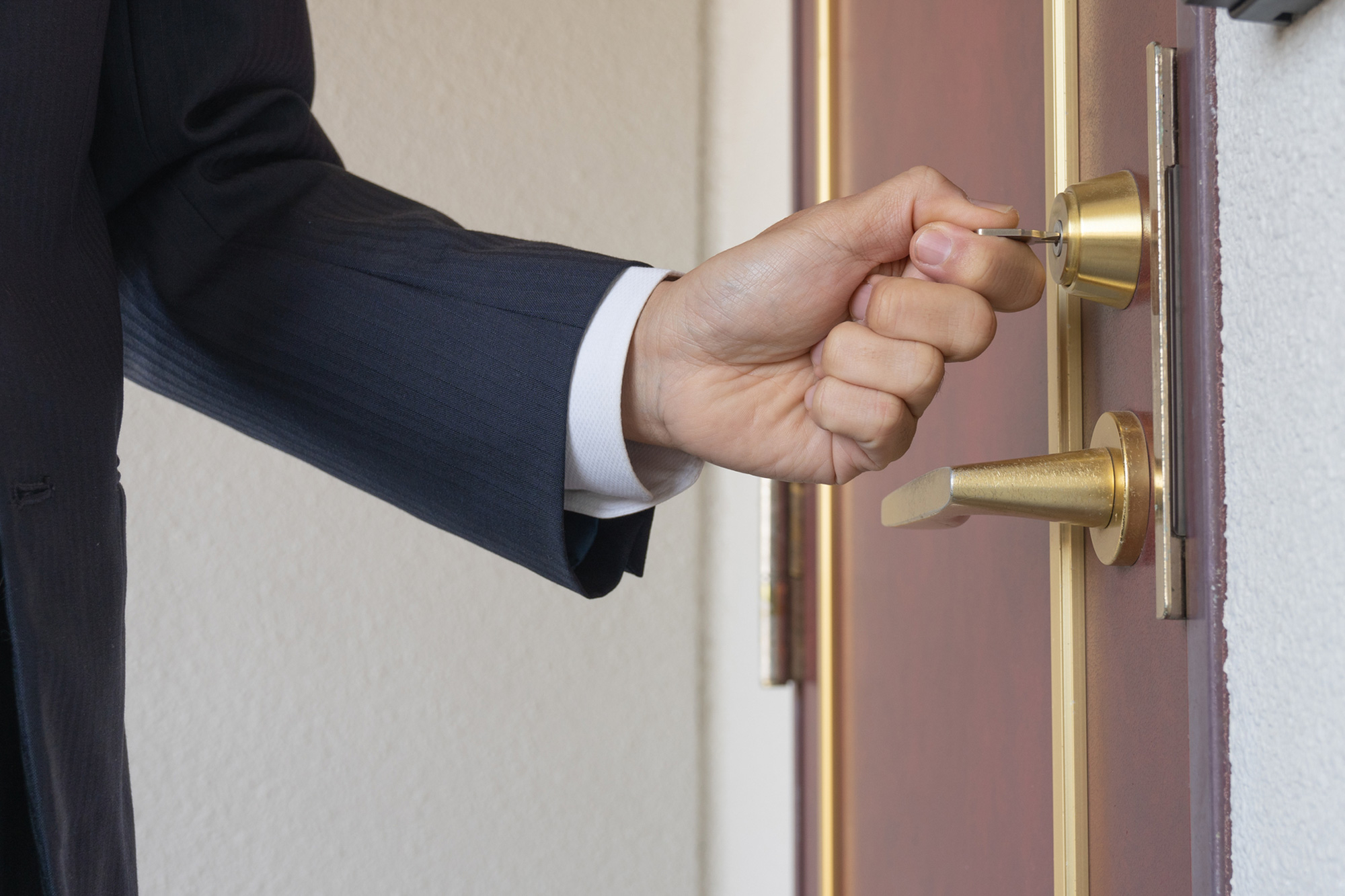 玄関ドアの鍵が引っかかる原因と対処法～内側・外側ごとの修理方法～