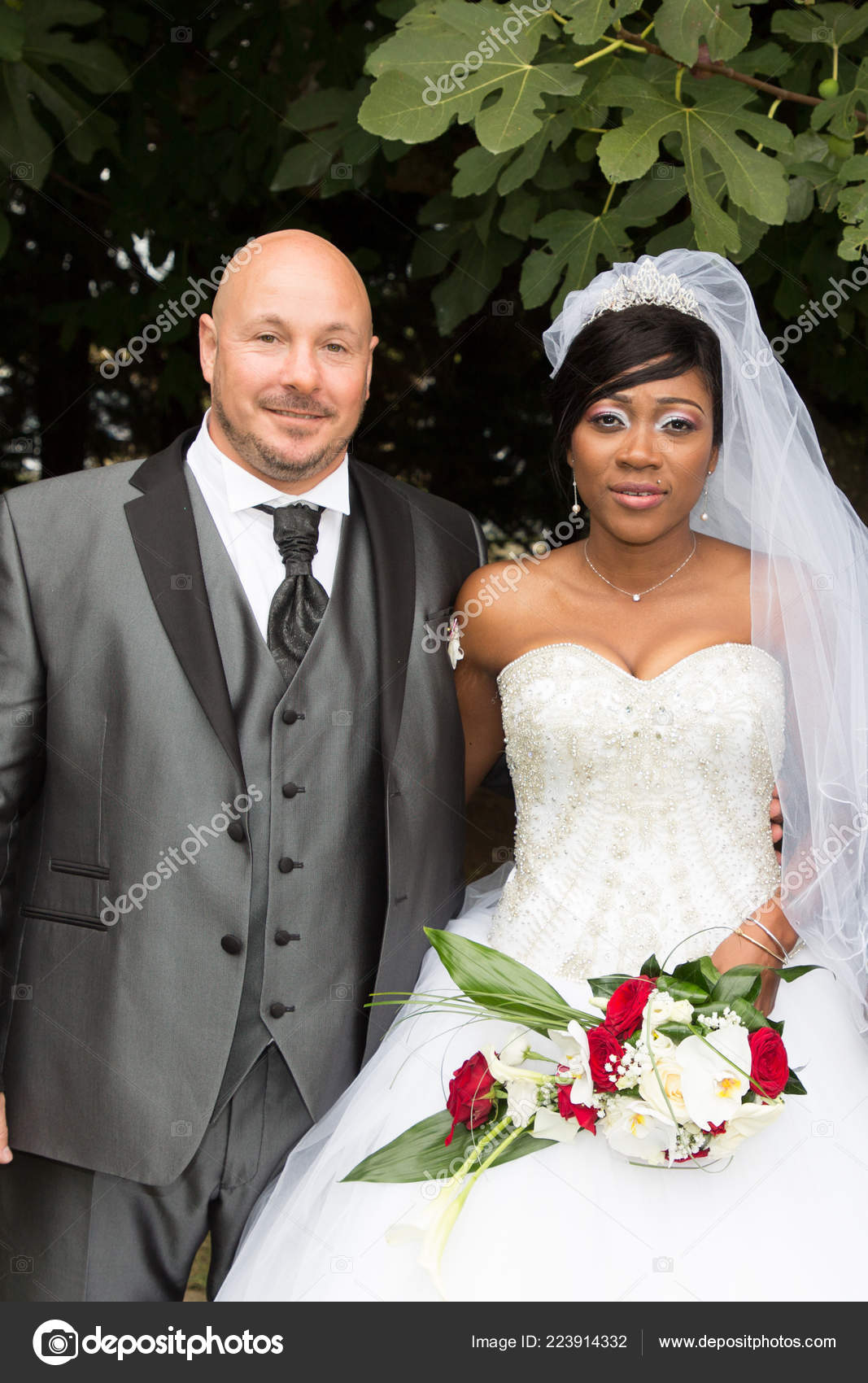 黒人女性結婚式花嫁のポートレートとバラの花束が愛のお祝いに満足している外で笑顔の婚約イベントで若者の街幸せと花が微笑む -花嫁のストックフォトや画像を多数ご用意 - iStock