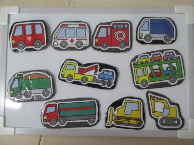 とある日の1歳児クラスの室内遊びの様子です☀️ 風船やボール、かたはめおもちゃなど、先生たちのアイデアいっぱいの手作りおもちゃで遊びました😆とっても楽しそうですね！ふたばみのり園ふたば白組室内遊び室内遊びアイデア室内遊びネタ手作りおもちゃ