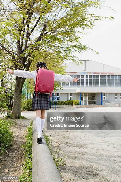 ランドセルを背負った小学生の後ろ姿無料イラスト素材素材ラボ