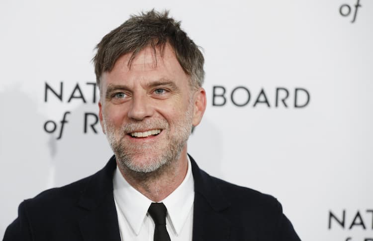 これはCNNのアンダーソン・クーパーが、母親と弟と一緒にいる写真です。母親が彼らに物語を読んであげているようで、彼女の隣で寄り添っています。彼らの上の壁に掛かっているコラージュについて、何か情報を持っている人いますか？: r interestingasfuck