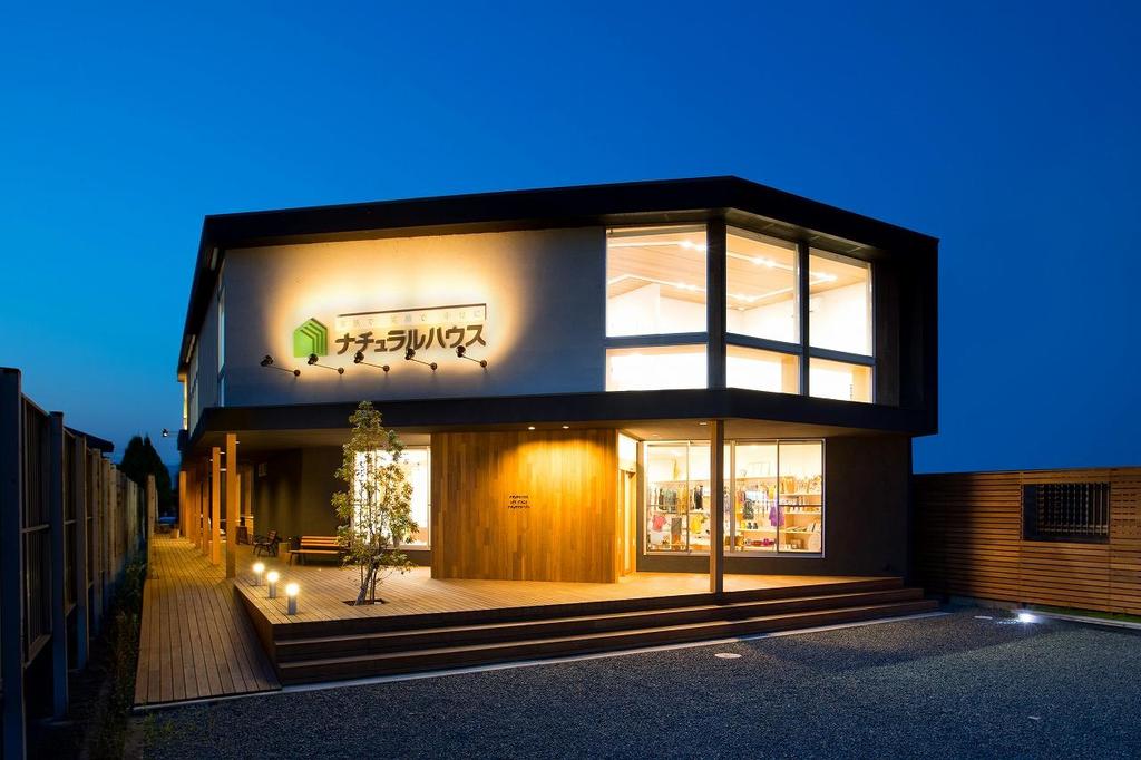 オフィシャルライブレポート 約5年ぶりに日本武道館のステージに立った福山 雅治。声出し解禁の3DAYSで伝えた“幸せな夏をすごしましょう”というメッセージ 写真4枚