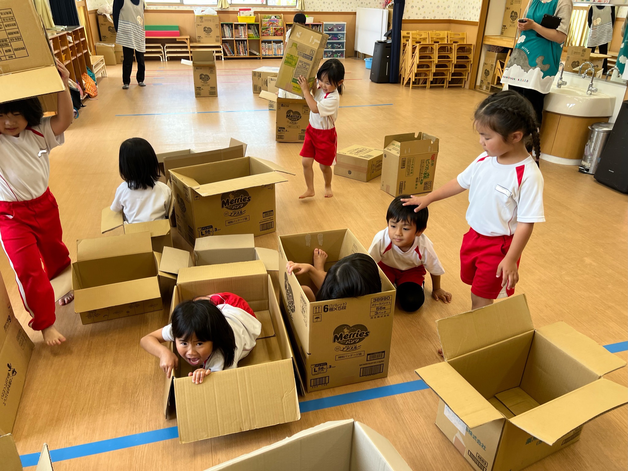 手作りおもちゃ段ボールでひっぱり遊び 中野区の保育士さんが幼児が喜ぶ手作りおもちゃを伝授します