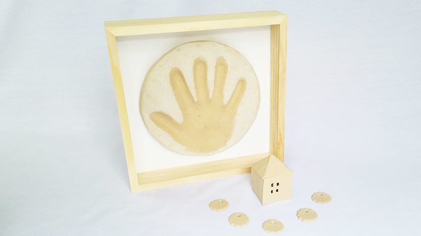 ダイソーの100均アイテムだけで作る！簡単で可愛い手形・足形アート作り方 - 遊びから学ぶ！幼児教育