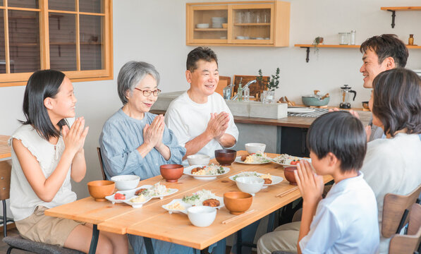 家族との絆を深める「家族団欒」とは？ 類語や英語表現を紹介Oggi.jp
