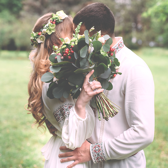 オーダーメイド 水色のウェディングドレスに合わせたシンデレラカラーの花冠 │ KRANS