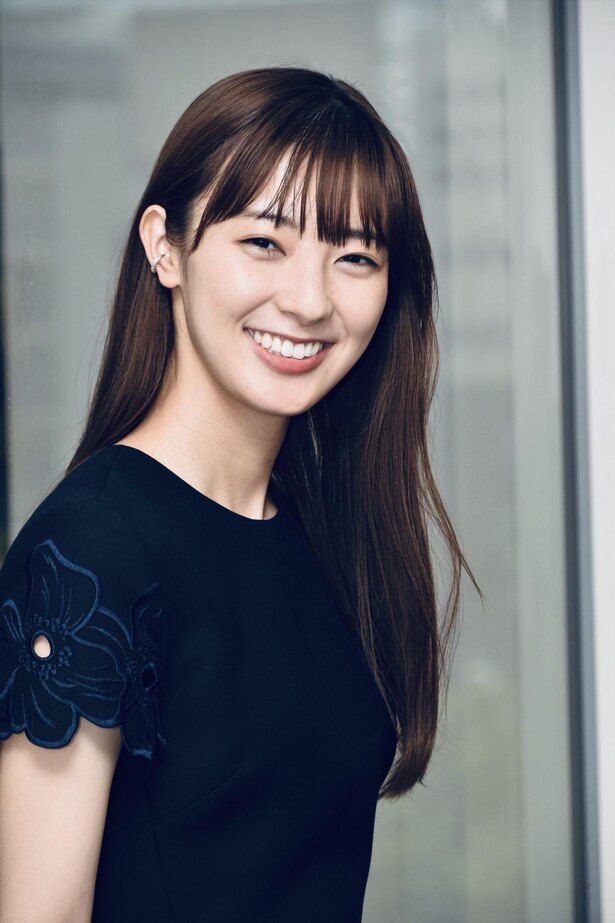 モノトーンコーデ特集宮本茉由の魅力