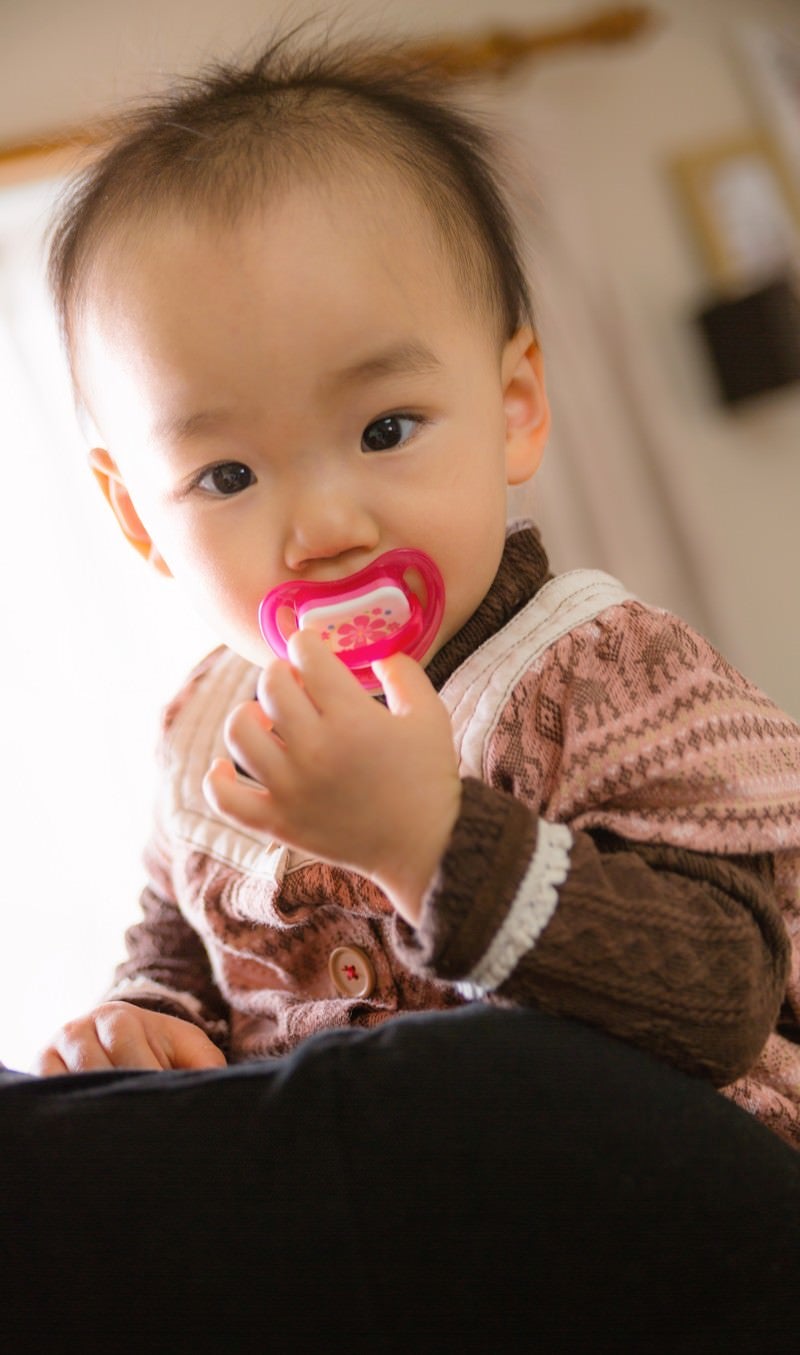 赤ちゃんを抱っこする若い美人お母さんイラスト - No: 24107763無料イラスト・フリー素材なら「イラストAC」