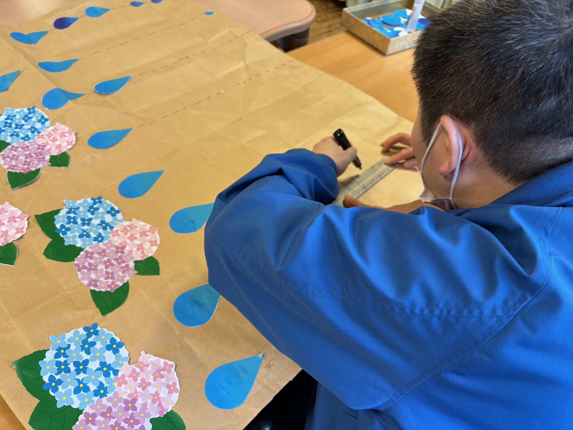 みんなで作る壁面「雨に咲くあじさい」高齢者介護をサポートするレクリエーション情報誌『レクリエ』