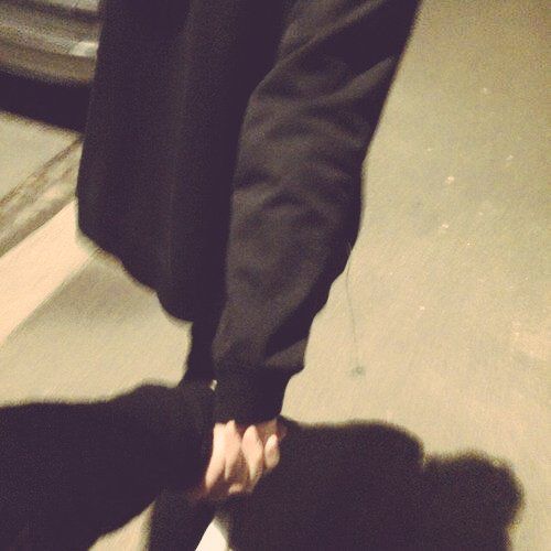 全部で7通り！ 「手のつなぎ方」が教えてくれる2人の関係