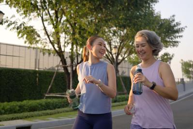 こんにちワン❗️ガチョウの家族いるかなあ⁉️ ん〜居ないみたい。あああ！会いたかったのに T . T帰ろかな。スタコラサ💨💨💨女優夏樹陽子マカロントイプードルペットさんぽガチョウ公園夏日シャンプードッグカフェワンコ友達