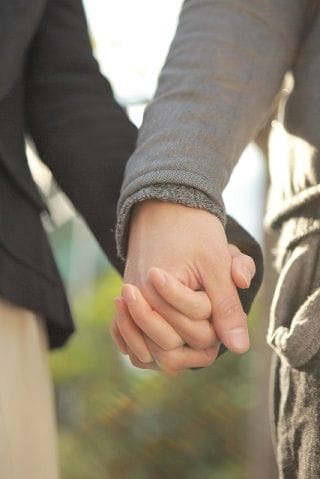 手をつなぐカップルの後ろ姿 10626000376 の写真・イラスト素材アマナイメージズ