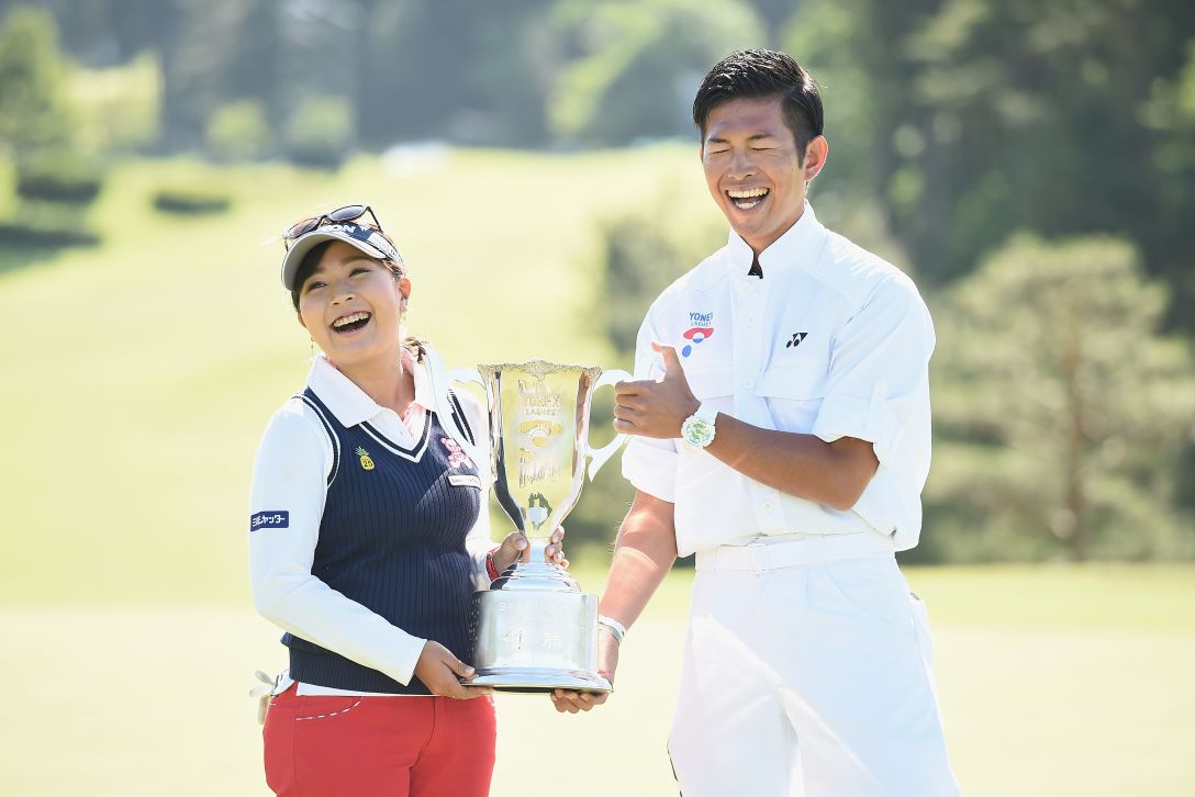 昨日、1月10日伊藤の日に 葵と有志くんが結婚式を挙げました😘💙💍伊藤有志@yushi.ito大西葵@aoi_ohnishi💍 まずは本当に、本当に、おめでとう😭😭😭 写真も動画も沢山ありすぎて どれを載せるか迷いました😂嬉しすぎる悩みです😘 💍 スーツ姿の有志くん