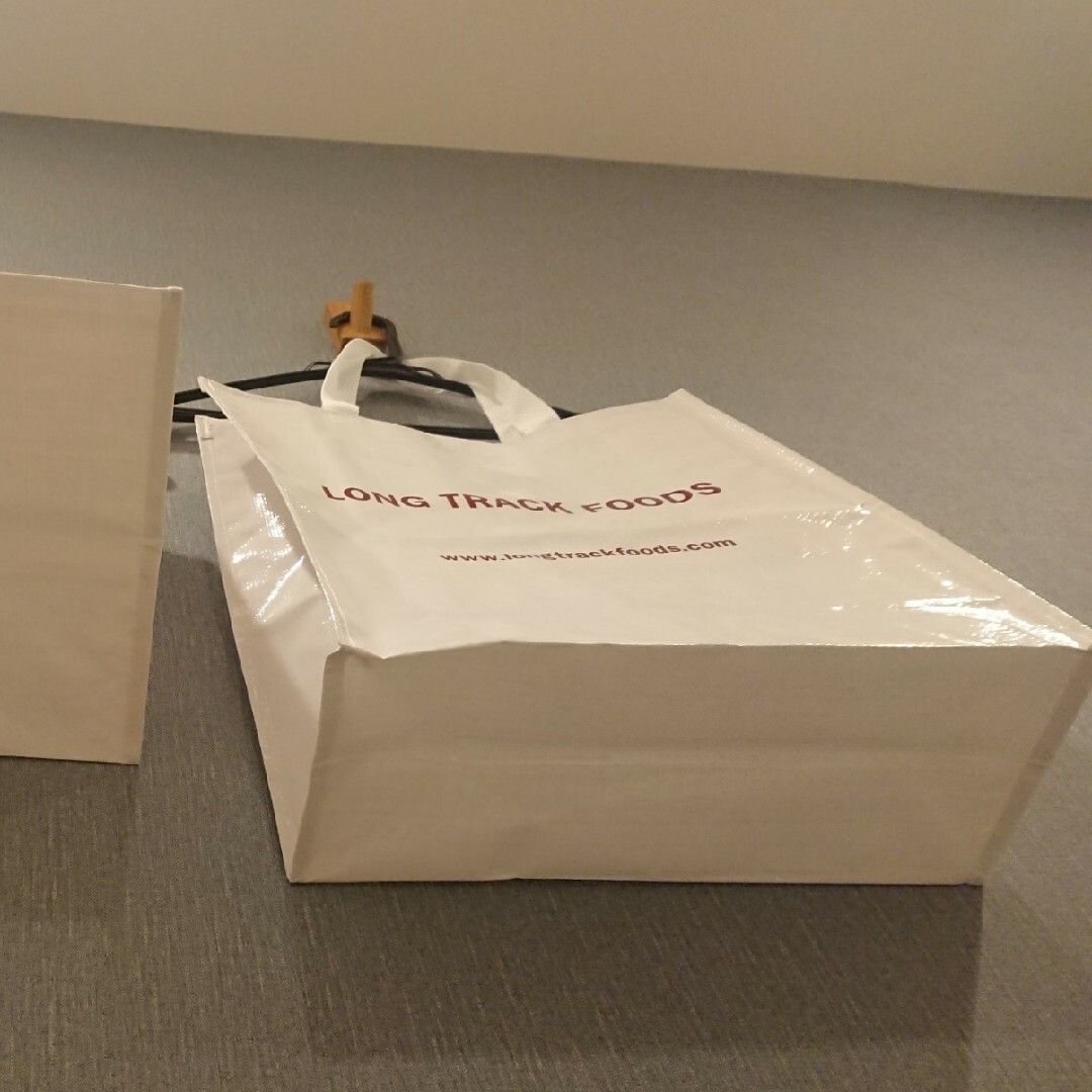 鎌倉 に行くと訪ねる大好きなお店・ロングトラックフーズ。若宮大路を海に向かって歩くと見えて来る古い市場 レンバイ の中にあります。フードコーディネーターの馬詰佳子さんと、スタイリストの 岡尾美代子さんが営むデリカテッセンで、おいしいものとかわいいデザインに