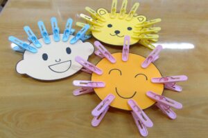 洗濯バサミも立派なおもちゃ 2歳児 ゆきぐみ-白川グループ 社会福祉法人白川園、学校法人吉良学園、医療法人白川会 のホームページです。白川グループ 社会福祉法人白川園、学校法人吉良学園、医療法人白川会 のホームページです