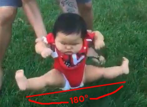 芝生の公園で座る赤ちゃん 男の子、0歳、生後10カ月、日本人 の写真素材107916365- PIXTA