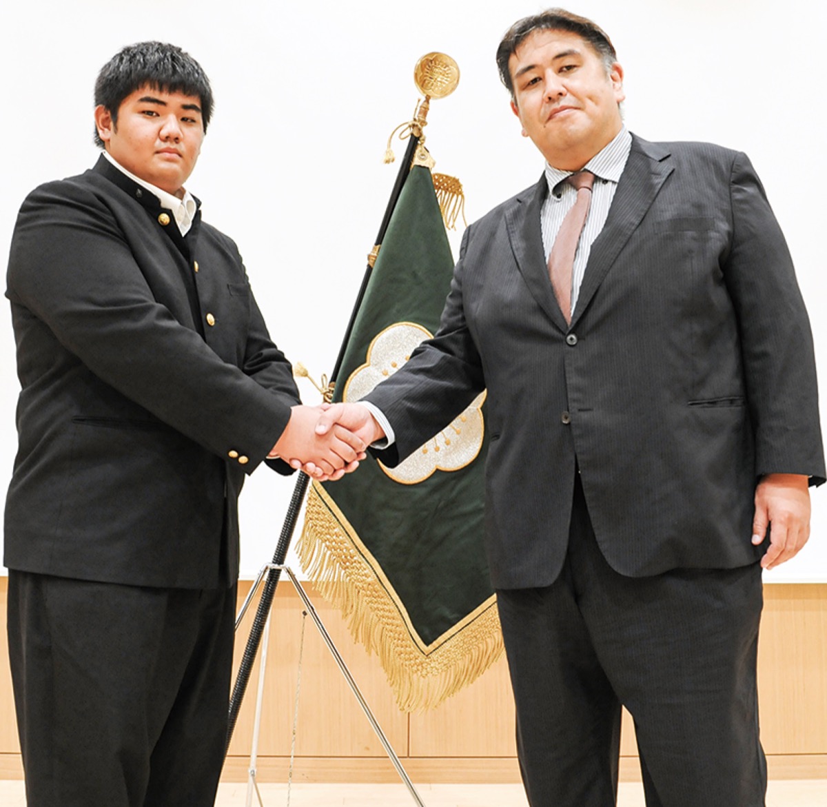 井畠 修☆氷見 井畠商店☆ いばたしょうてん先日、息子の相撲練習を見に行くと、高岡向陵高校相撲部を視察されてる二子山親方 雅山 さんがおられました🤩撮影もさせていただき、ラッキーな1日となりました✨ 向陵高校相撲部には、多くの親方が視察等に来られるのです