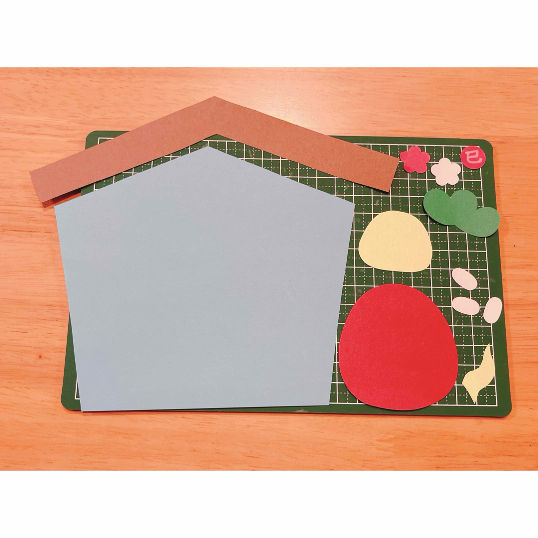 お正月 絵馬 製作キット 壁面 久しぶりの製作動画です🎦, 今回は絵馬の製作キットのヘビ🐍を作っている様子です♪,壁面飾り画用紙折り紙保育素材保育製作製作キット保育ヘビお正月の壁面飾り干支巳年絵馬