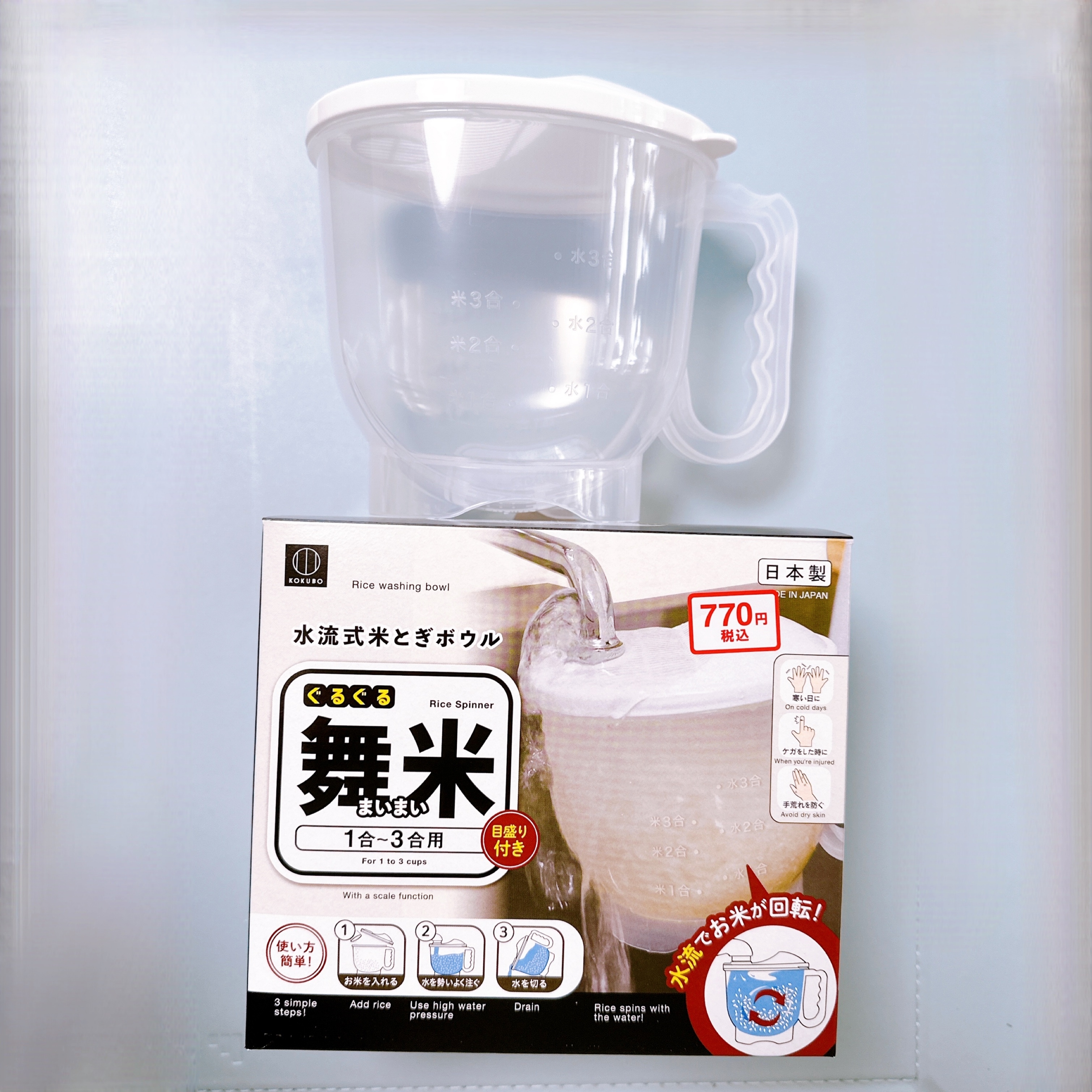 DAISOの『フレスコ米とぎ調理ボウル』 これがただのボウルではないんです‼️   ふつうのボウルの場合、 米研ぎや野菜を洗う時にザルもいりますよね   しかしこのボウルは水切り用のスリット穴があるので これ一つでボウルとザル二つの役割を果たすんです