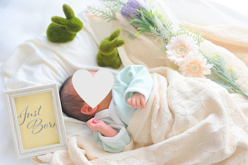 レターボードを使用した月齢フォト👶💤ファーストトイや造花などと一緒に並べれば とってもカワイイ月齢フォトが撮れちゃう💗 ダイソーなどお近くの 100均で手に入るレターボード おすすめです🌈💭 🌼マンスリーフォト 🌼体重、身長 🌼撮影日 などを記載して成長記録