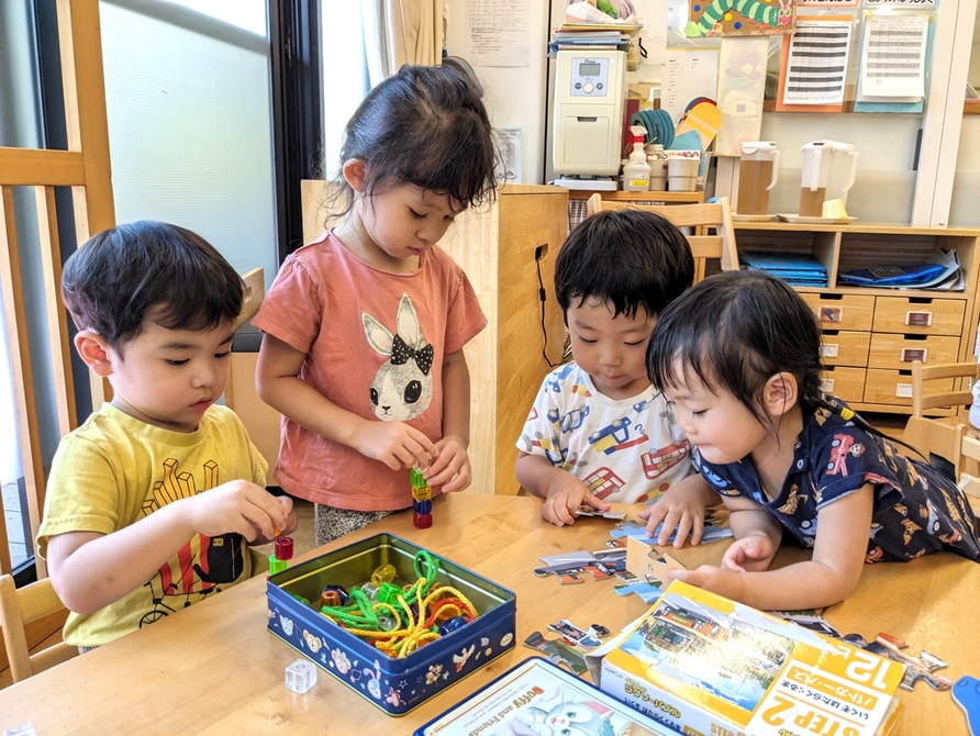 2歳女の子の秋コーデ。季節の変わり目の着こなしテク vol.108 あやをさん- with class -講談社公式- 家族の時間をもっと楽しく