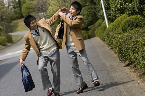 友達を抱きしめるの写真Unsplashで無料写真をダウンロードする