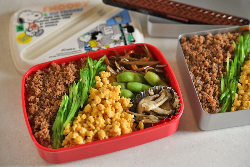 小学生男子のお弁当〜3色そぼろ丼
