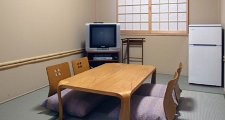 ♨ 今日はカップルの日二人のゆっくりした時間を作りましょう〜！ ＼ ♨貸切風呂もよいですし🎡観覧車が目の前の！屋上足湯庭園でおしゃべりもよいですね😊 今の時期はちょっと寒いので 温泉でゆっくり温まってくださいね〜❄️ まったり時間なら横浜みなとみらい