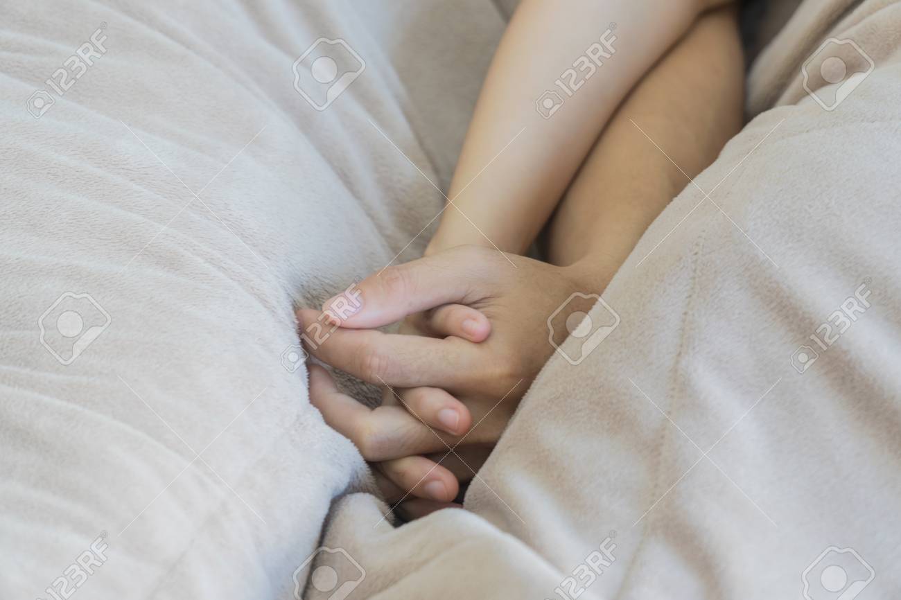 手を繋いで寝る男性心理・女性心理とは? メリットについても解説「マイナビウーマン」