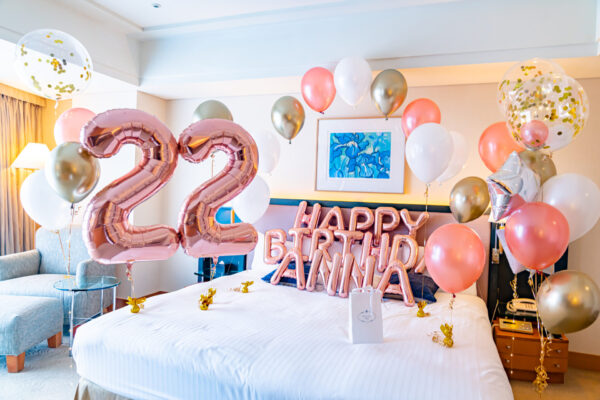 ホテルサプライズ誕生日飾り付けのやり方とおすすめ風船サプライズTikTok