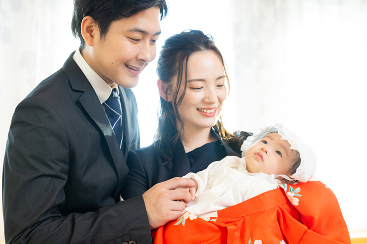 お食い初めの赤ちゃんの服装は何が正解？シーン別ママコーデ・パパコーデも