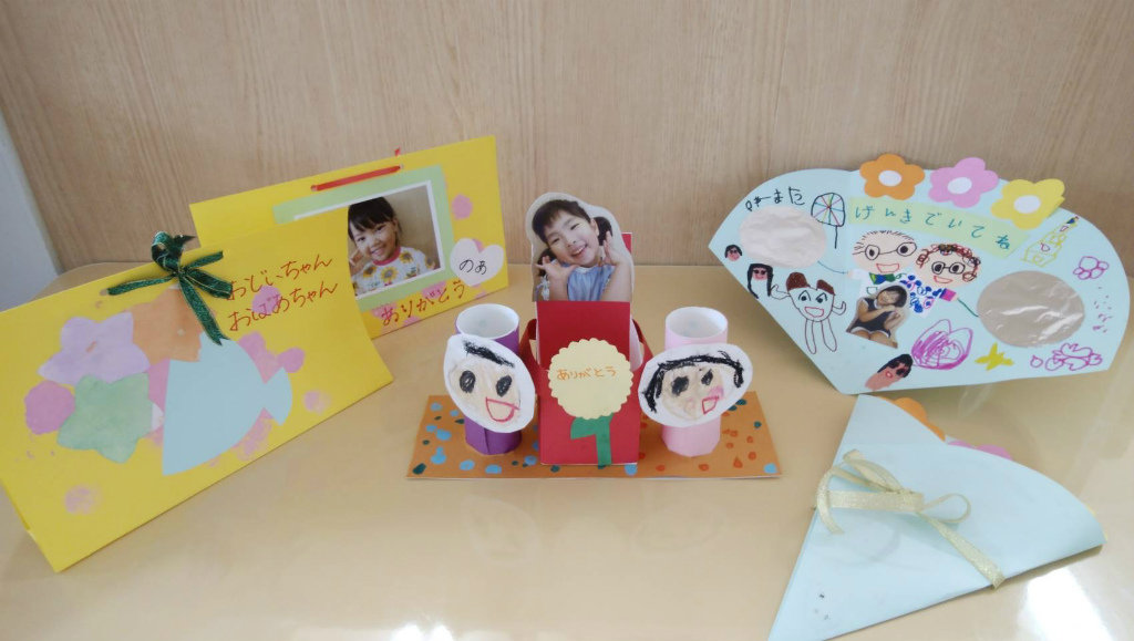 子どもと作る💕 超簡単！100均材料で素敵💖なプレゼント 敬老の日やじいじやばあばのお誕生日にいかが🥰 プレゼント手作り100均簡単