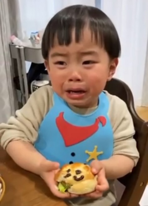 キスをする可愛らしい子供たちの写真素材FYI01820160ストックフォトの Qlean Market キュリンマーケット