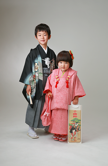 七五三でおしゃれな家族写真を撮ろう！おすすめポーズ30選を紹介 - 七五三,成人式,フォトウエディングの撮影なら阿部写真舘 茨城プレイアトレ土浦店へお任せ
