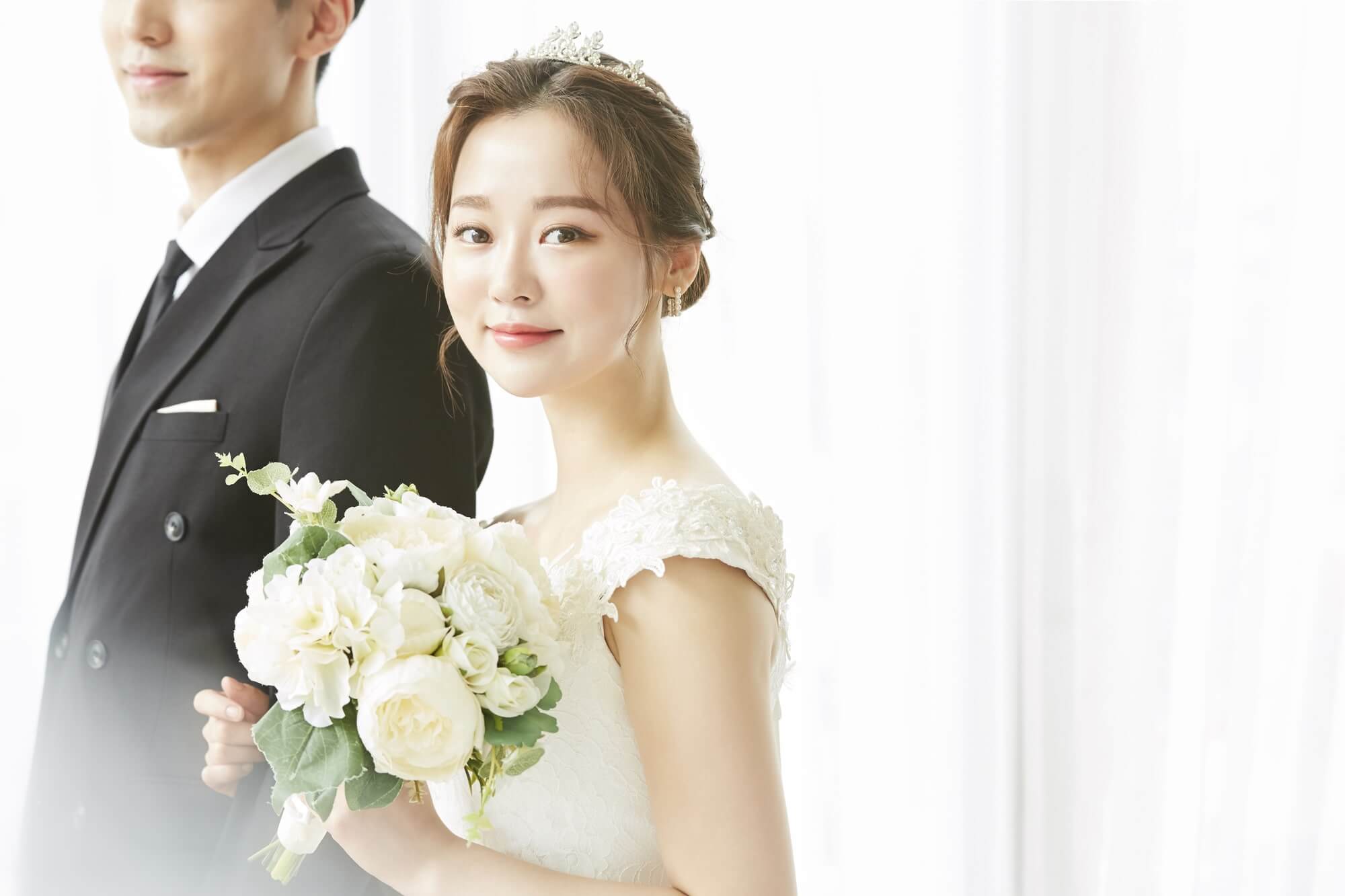 結婚式では和装と洋装の両方の衣装を楽しめる！違いや費用・注意点まで徹底解説 – THE KIMONO SHOP