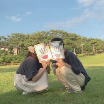 手形アート 今、絵の具を使って額縁やコルクボードなどに手形を残す手形アートが話題なんです！ 手形の真ん中に記念日などを書いたり、言葉を書くことで自分だけの思い出のアイテムにもなるんです！恋人やお友達との思い出作りにおすすめ🤍 みなさんも是非参考にしてみて