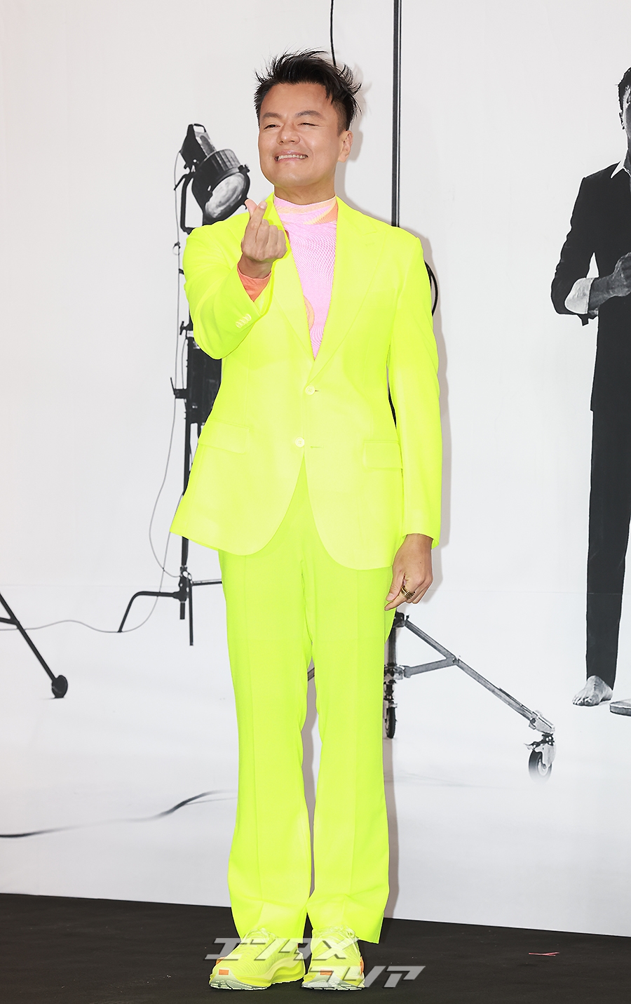 ソン・ジュンギ、妻ケイティに関するデマを釈明＆愛情を明かす「ポジティブな方向へ引っ張ってくれる」 - Kstyle