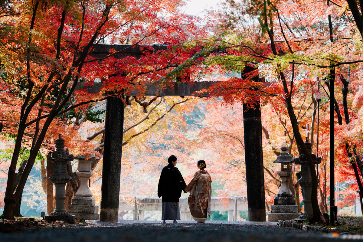 秋の和装前撮り♪紅葉が美しい関東の日本庭園5選、紅葉で撮りたいおすすめポーズ3選和装で挙げる結婚式 前撮り撮影の華雅苑