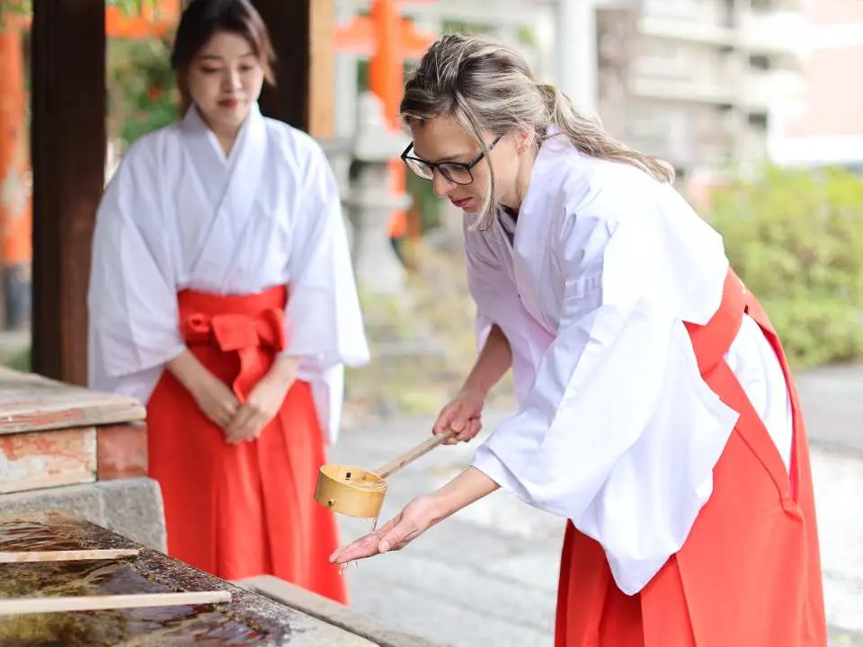 学生が巫女さんとして厄除け祭に参加しました。京都建築大学校: 学校法人二本松学院<専>KASD京都建築大学校