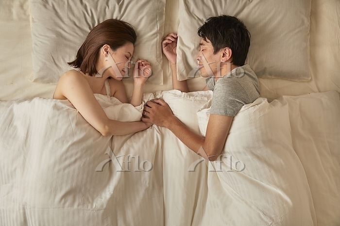 寝るとき抱き合うカップルは安心感が高くストレスが少ない - ナゾロジ