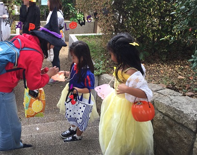 ママたちが考えた手作りの公園ハロウィンパーティーをレポート。『ママ達を探せ！生垣迷路でハロウィンオリエンテーリング』：藤沢市 長久保公園都市緑化植物園湘南エリア横浜・湘南で子供と遊ぶ - あそびい横浜・湘南