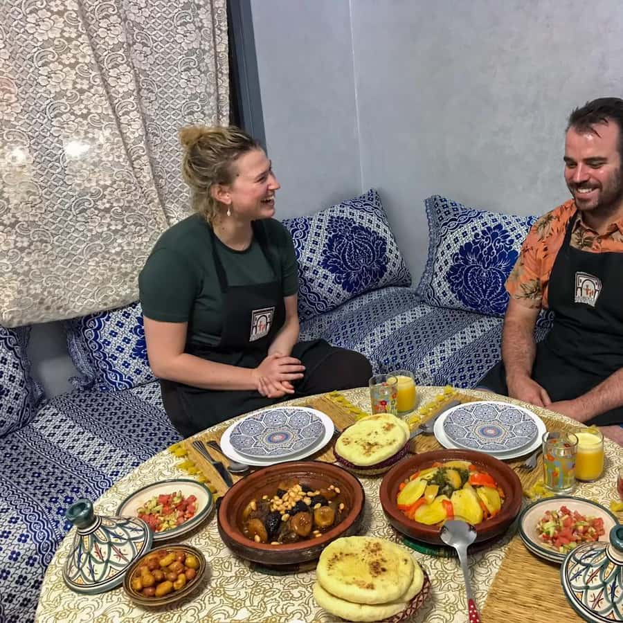 家族グループ。家族の肖像画、伝統的な家族、母、父、幸せな子供、さまざまな世代のキャラクターイラストセットが大好きです。幸せな母の父、ポートレートコレクションPremiumベクトル素材